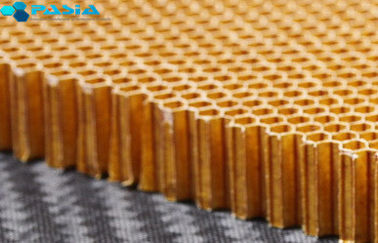 中国 健全な絶縁材のAramidの蜜蜂の巣はサテン織り方パターン120 G/M2にパネルをはめます サプライヤー