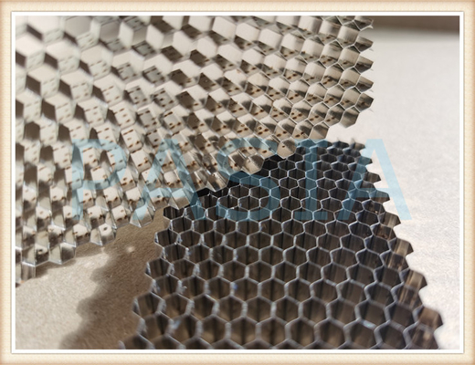 中国 ECOの自由な0.08mm拡大されたアルミニウム蜜蜂の巣のクロム酸塩 サプライヤー